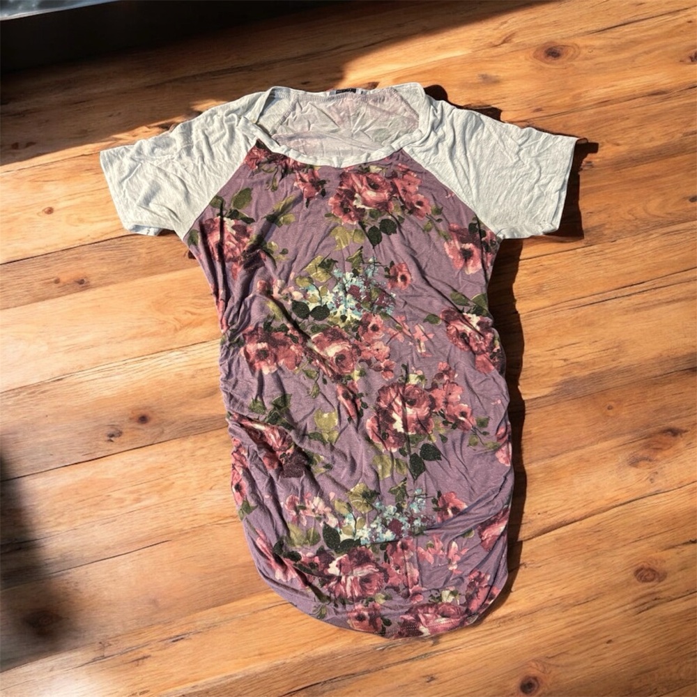 LaClef Gray and Purple Floral Short Sleeve Maternity Top